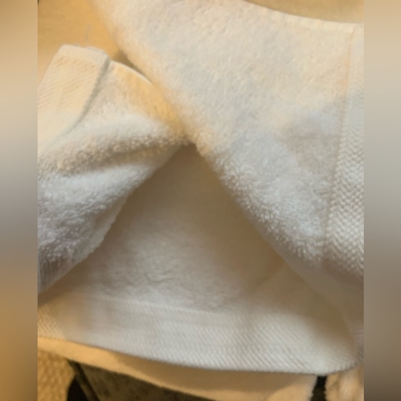 White Embroidered Fingertip and Body Towels, NWT, 2- Fingertip, 2- Body Towels - Picture 12 of 16